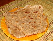 Plānā rupja maluma miltu maize (indiešu paratha)