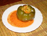 Pildīta paprika ar burkāniem un saulespuķu sēklām